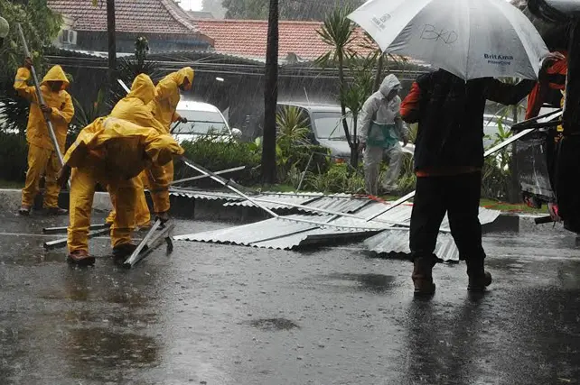 Hujan Angin Seng Gedung Pemkot Surabaya Roboh Suara Surabaya