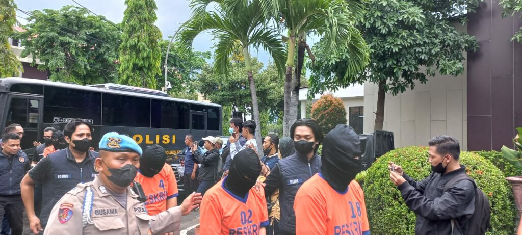 Orang Diringkus Polisi Setelah Dirikan Pabrik Uang Palsu Suara