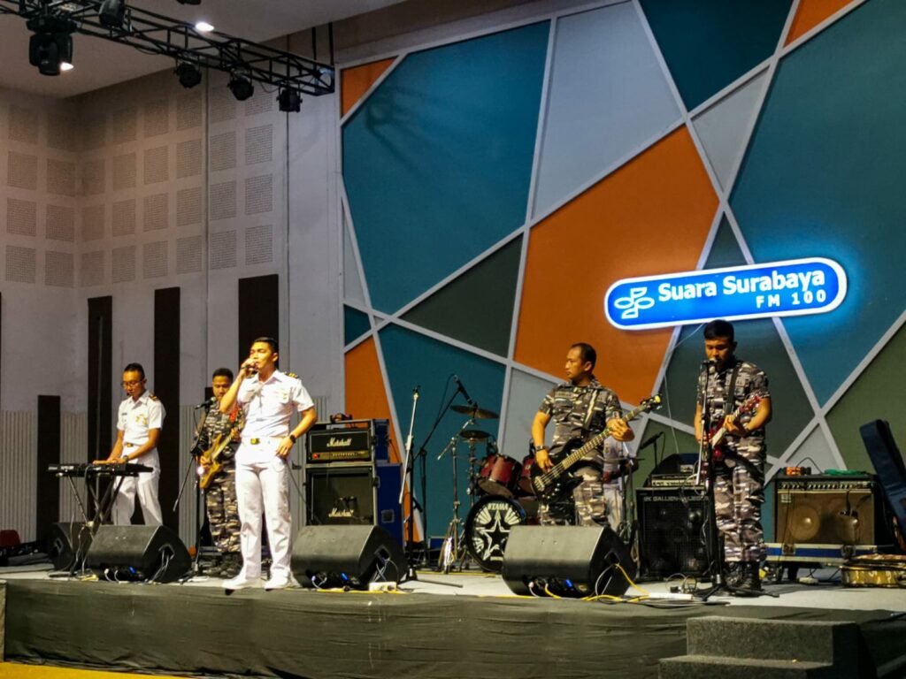 Live Music TNI AL Dan US Navy Di Suara Surabaya Centre Suara Surabaya