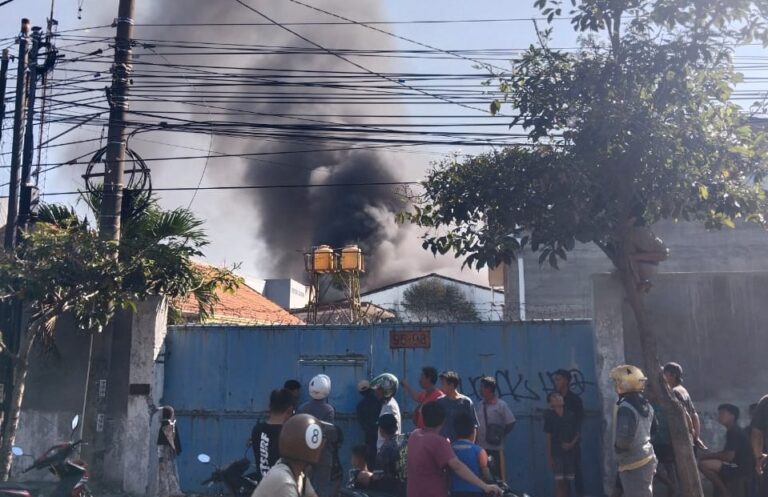 Unit Pemadam Dikerahkan Dalam Kebakaran Gudang Cat Di Lebak Jaya Iii