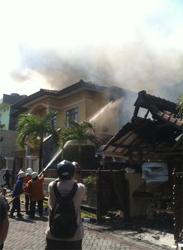 Kebakaran Tiga Rumah – Suara Surabaya