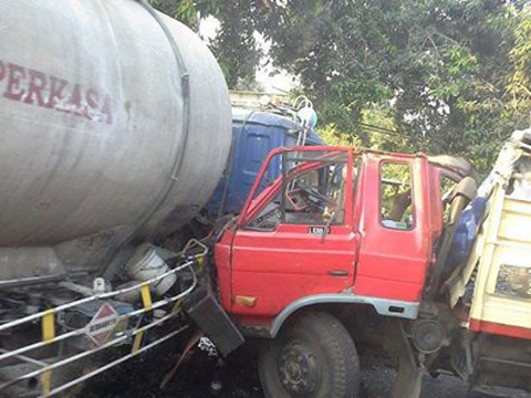 3 Truk Kecelakaan, Balong Bendo Lumpuh – Suara Surabaya