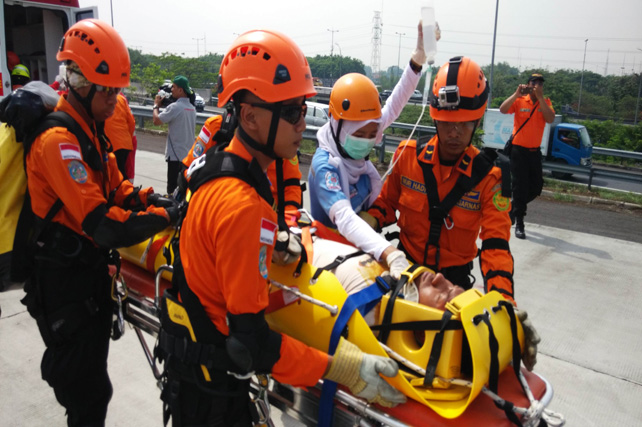 Basarnas Jatim Gelar Simulasi Penanganan Kecelakaan Darat – Suara Surabaya