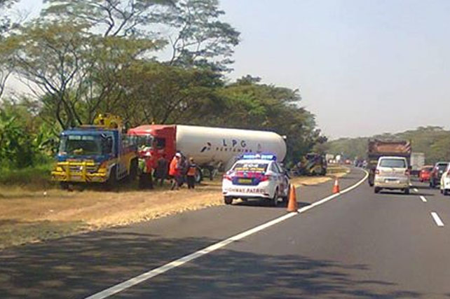 Sopir Ngantuk, Truk Tangki LPG Pertamina Terobos Jalur Tol Sidoarjo ...