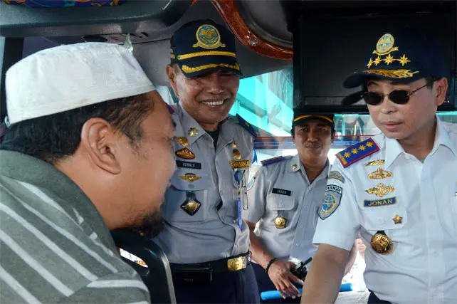 Ignatius Jonan Sapa Penumpang Bus – Suara Surabaya