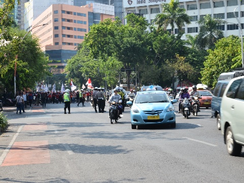 Unjuk Rasa Jelang Penetapan UMK 2016 – Suara Surabaya