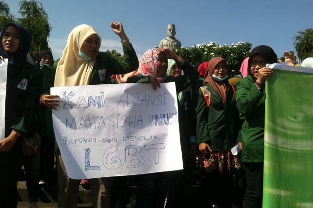 Puluhan Mahasiswa Tolak LGBT Di Surabaya – Suara Surabaya