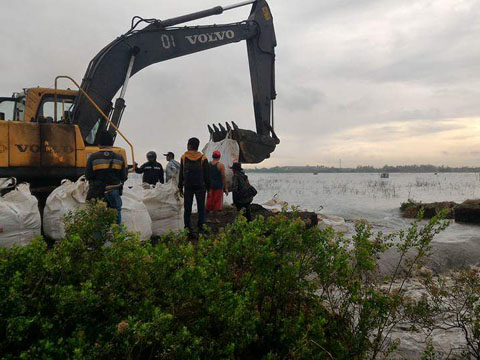 Tanggul Lapindo Jebol, Ekskavator Melakukan Penambalan – Suara Surabaya