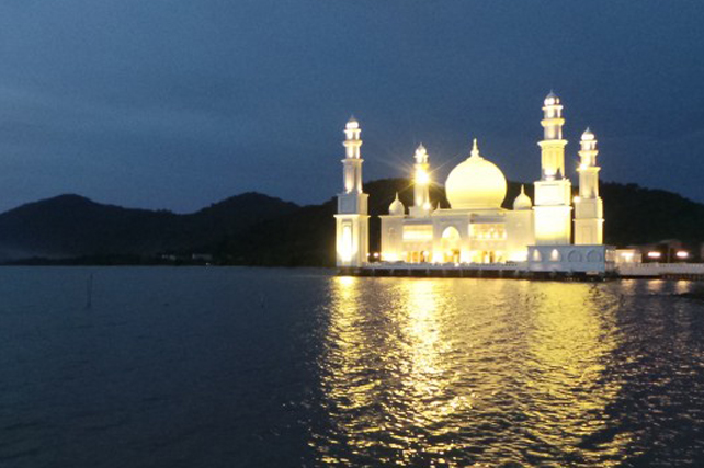 Masjid Agung Oesman Al Khair Masjid Indah Mengapung Di Laut Kalimantan Suara Surabaya 6587