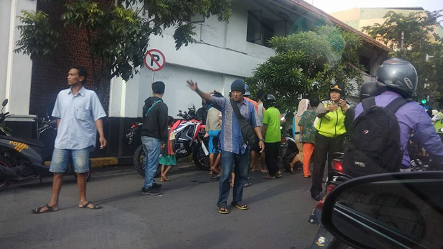 Dahului Truk Molen di Jalan Ratna Pengendara Motor 