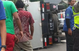 Truk Terguling di Simpang 4 Rungkut Industri