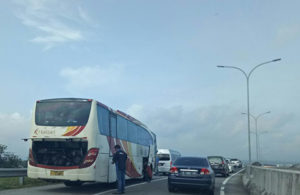 Bus Mogok di Exit Tol Pandaan