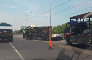 Truk Terguling di KM 2 Tol Juanda – Waru