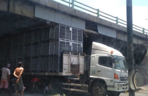 Truk Tersangkut Viaduk Tol di Medaeng