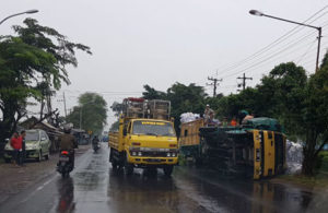 Truk Terguling di Jl. Raya Wringinanom