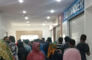 Antrean Sim Corner di Giant Suncity Sidoarjo