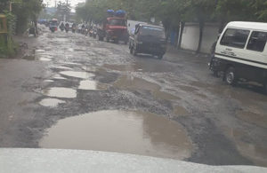 Ruas Jalan Berlubang di Jalan Mayjen Sungkono Gresik