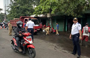 Suasana Bersih-bersih di Pasar Keputran