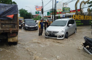 Sememi depan Wahid Hasyim BANJIR