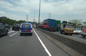 Truk Menabrak Pembatas Jalan di Tol Perak – Waru