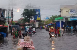 Banjir di kawasan Pasar Krian dekat Ramayana