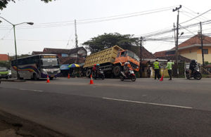 Truk Terperosok di Sukorejo – Malang