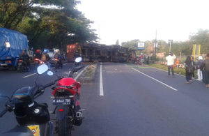 Truk Terguling di Lawang