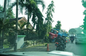 Truk Menabrak Pagar Rumah Warga