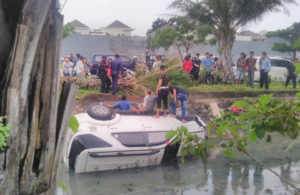 Mobil Masuk Sungai di Pakuwon City