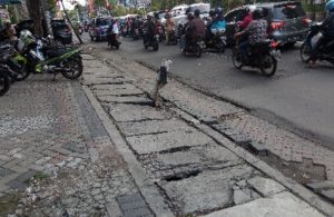 Kondisi Bahu Jalan di Jalan Klampis Jaya