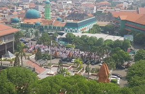 Unjuk Rasa Pembatasan Regitsrasi SIMCard di DPRD