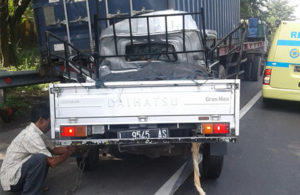 Pick Up Tabrak Truk Trailler di KM 14 Gunungsari – Perak