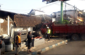 Truk Tabrak Rumah Warga di Singosari