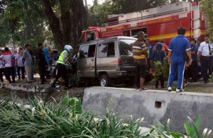 Mobil Tabrak Pohon di Jalan Ahmad Yani