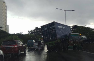 Truk Tabrak Pembatas Jalan di KM 8.400 Tol Satelit-Perak