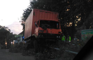 Truk Tabrak Pohon, Naik Pembatas Jalan di Tanggulangin