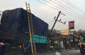 Truk Tabrak 3 Rumah Warga di Sooko Mojokerto