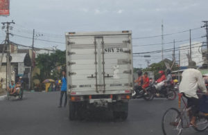 Truk Mogok di Simpang 4 Suramadu