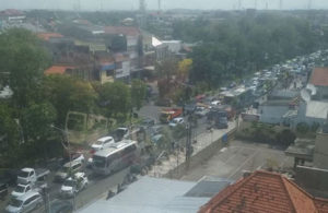 Jalan Ditutup, Lalu Lintas Macet