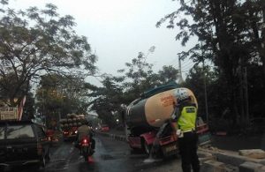 Truk Tangki Naik Median di Jombang