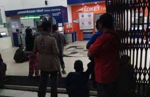 Antrean Calon Penumpang Kereta di Stasiun Wonokromo