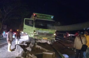 MENJEMPUT MAUT! Truk Saling Tabrak di Purwodadi