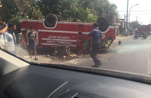 Mobil PMK Kabupaten Gresik Terbalik