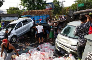 Kecelakaan Beruntun Mobil Muat Galon dan Kendaraan Lain