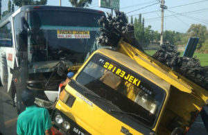 Kecelakaan Truk vs Bus di Depan Prigen.