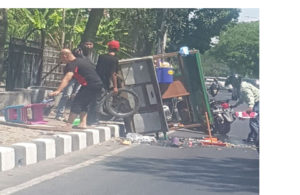 Ditabrak!! Gerobak Bakso Terguling