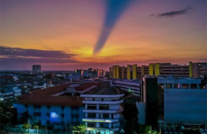 Belahan Biru Di Langit Senja