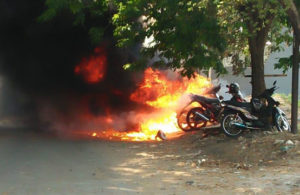 Sepeda motor kebakar di parkiran