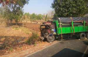 Kaca Depan Ringsek, Truk ini Kecelakaan