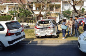 Kecelakaan di Citraland, Ertiga Masuk Jalur Rumput